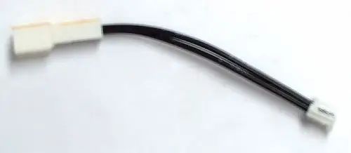 Daikin Adapterkabel mit zwei Steckverbindern, verbunden durch ein schwarzes Kabel, auf hellem Hintergrund.